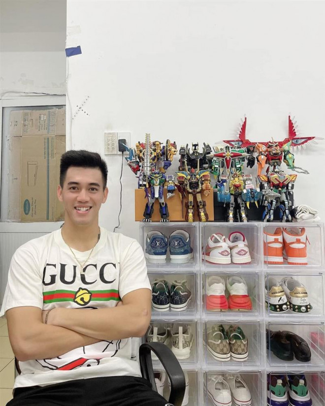 Tiến Linh cũng có sở thích sưu tầm mô hình, tủ
giày thì toàn thương hiệu nổi tiếng như Dior, Adidas...