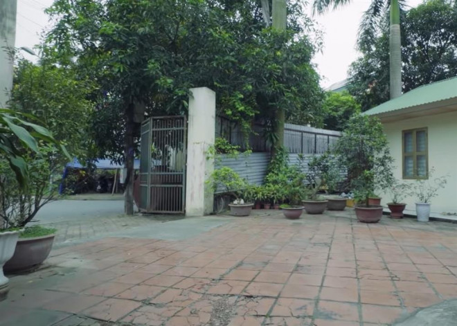 Trên diện tích khá rộng, căn nhà được xây theo
phong cách truyền thống của người Việt khu vực đồng bằng Bắc
Bộ.