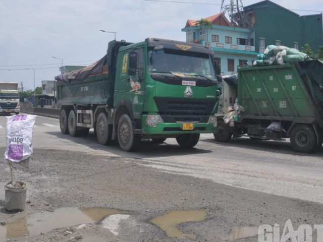 Tin tức trong ngày - Dân chặn xe chở đất đá "bức tử" đường giao thông, gây ô nhiễm môi trường