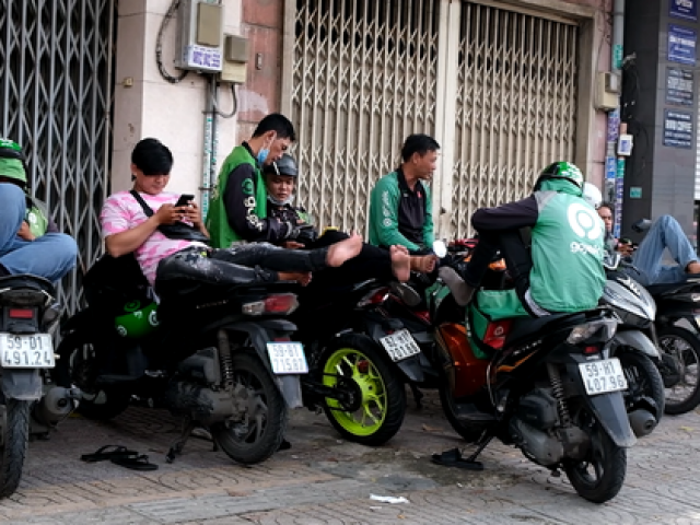 Thị trường - Tiêu dùng - Tài xế xe công nghệ tính bỏ việc, hàng hóa tăng giá khi xăng dầu liên tiếp lập ''đỉnh''