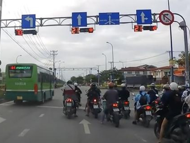 Tin tức trong ngày - CLIP: Xe buýt "lao như tên bắn" ở TP HCM, CSGT nói gì?