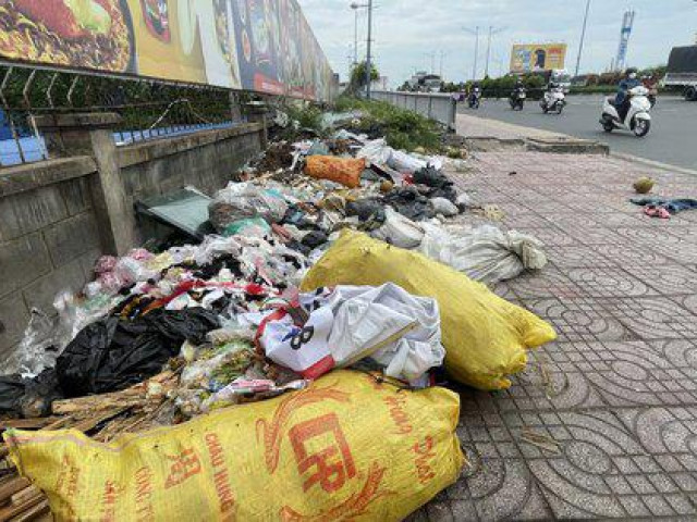 Tin tức trong ngày - Sau 1 đêm, cầu Tham Lương bị "hành hạ" thấy thương