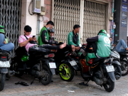 Thị trường - Tiêu dùng - Tài xế xe công nghệ tính bỏ việc, hàng hóa tăng giá khi xăng dầu liên tiếp lập ''đỉnh''