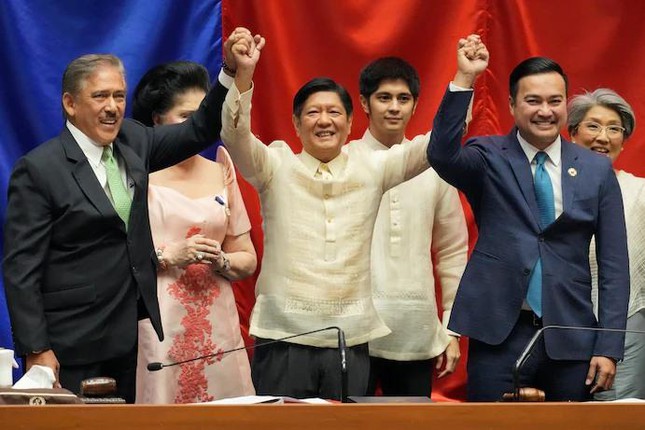 Chủ tịch Thượng viện và Hạ viện Philippines chúc mừng ông Marcos Jr. (áo trắng) trong cuộc họp ngày 25/5. Ảnh: AP