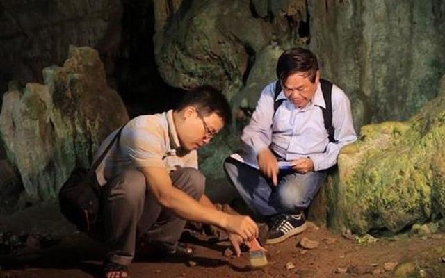 Các nhà khảo cổ khảo sát một trong các hang động nằm ở vùng lõi vườn Quốc gia Ba Bể. Ảnh: TTXVN