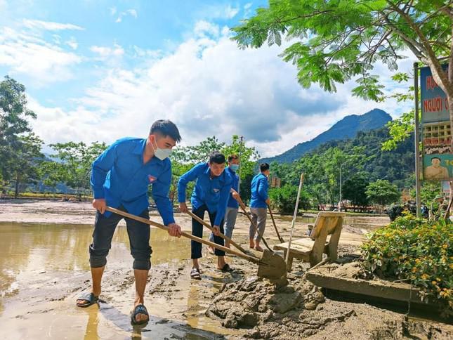 Ấm lòng hình ảnh thanh niên tích cực chung tay khắc phục hậu quả mưa lũ - 6