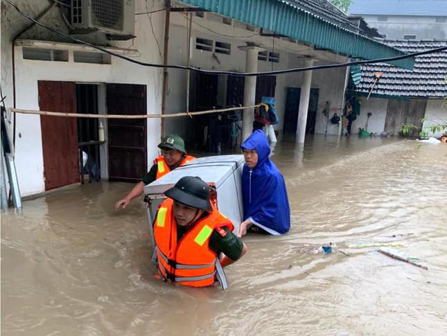 Ấm lòng hình ảnh thanh niên tích cực chung tay khắc phục hậu quả mưa lũ - 3