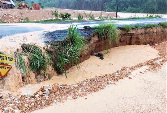 Mưa lớn kèm nước chảy mạnh gây sạt lở uy hiếp tuyến đường ĐH95 huyện Đạ Tẻh.