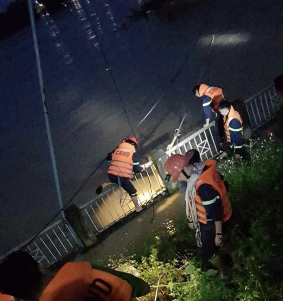Cứu 3 người dân mắc kẹt ở 2 nhà bè bị nước lũ cuốn trôi trên sông Lô - 2