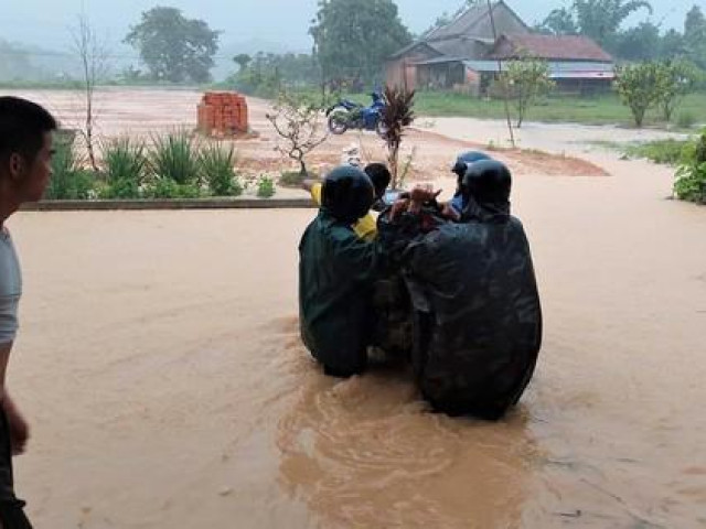 Mưa lớn kéo dài suốt đêm, nhiều nơi ở Lâm Đồng bị ngập sâu