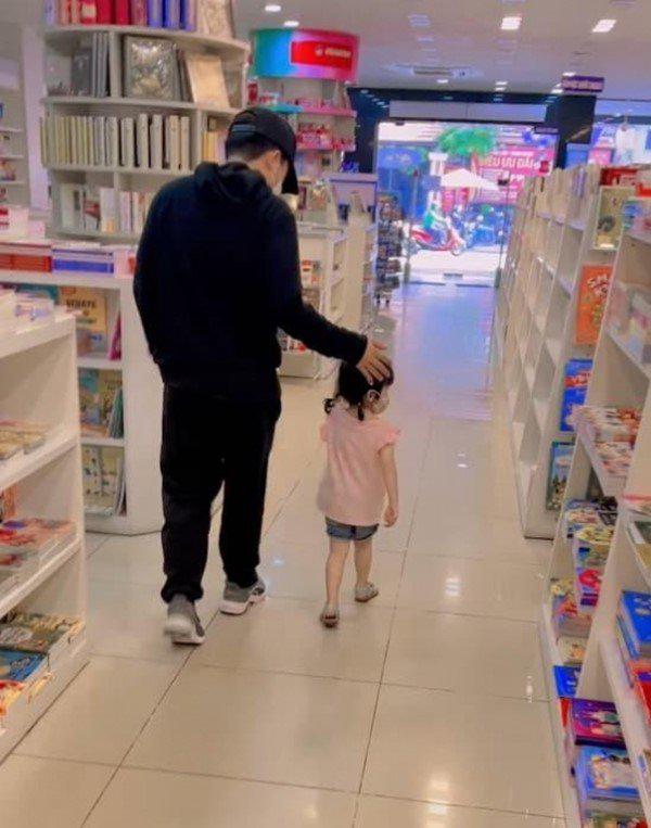 Con gái Nhã Phương, Trường Giang ăn vạ giữa siêu thị khi không được mua món đồ yêu thích - 4