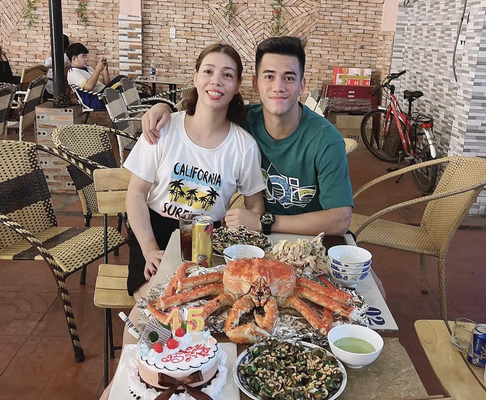 Khoảng đất rộng trước sân là quán cà phê của
bố mẹ Tiến Linh. Vào những mùa bóng đá trước, hôm nào cũng đông
nghẹt khách. Bố cầu thủ từng chia sẻ, khi con trai đá bóng, ông
phải ra ngoài trông xe vì đông quá. (Ảnh MXH)