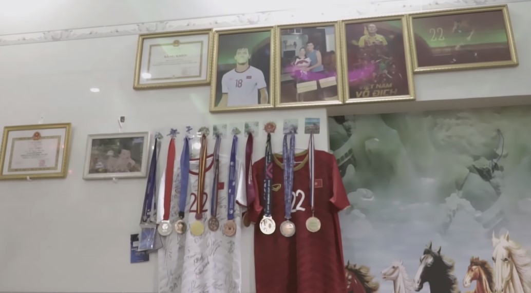 Những góc đẹp trong phòng khách, bố
mẹ Tiến Linh đều ưu ái trưng bày kỷ vật của con trai. (Ảnh MXH)