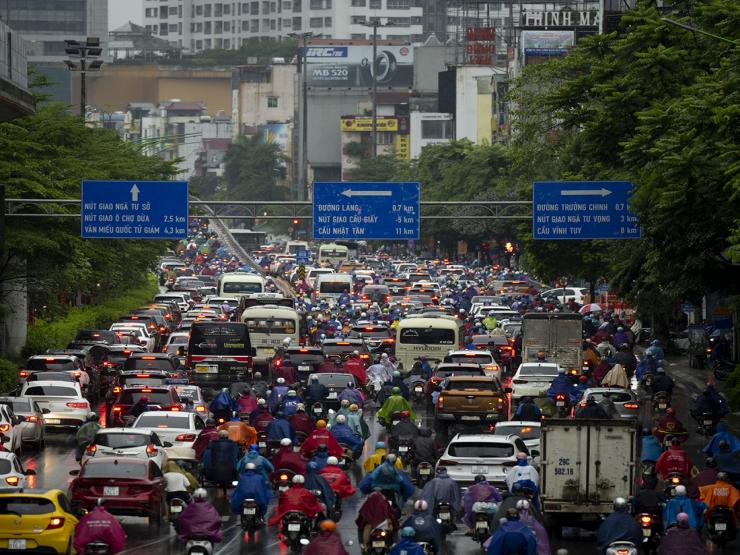 Hà Nội ùn tắc kinh hoàng, người dân chôn chân dưới trời mưa