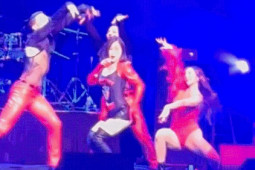 Nhạc - Hương Tràm, Đông Nhi đi hát mặc đồ như đi bơi hút trăm ánh nhìn