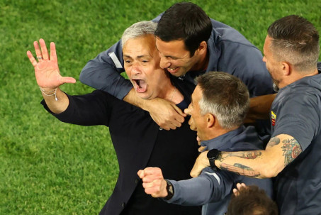 Mourinho "lên đỉnh" châu Âu với Roma, lập nhiều kỷ lục vô tiền khoáng hậu