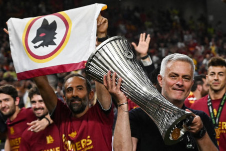 Fan Roma đi bão lúc 4h sáng đón Mourinho, mừng vô địch Europa Conference League