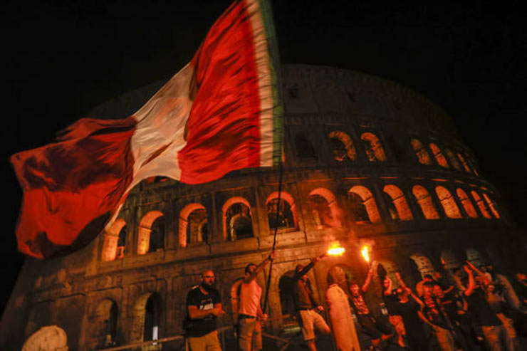 Fan Roma đi bão lúc 4h sáng đón Mourinho, mừng vô địch Europa Conference League - 8