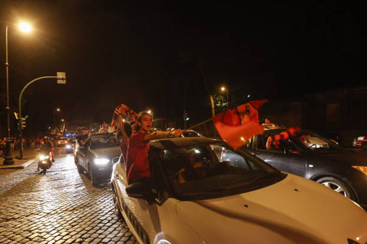 Fan Roma đi bão lúc 4h sáng đón Mourinho, mừng vô địch Europa Conference League - 6