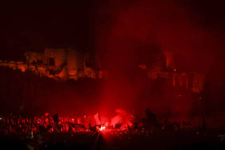 Fan Roma đi bão lúc 4h sáng đón Mourinho, mừng vô địch Europa Conference League - 2