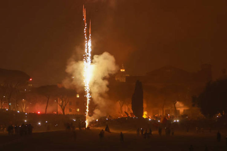 Fan Roma đi bão lúc 4h sáng đón Mourinho, mừng vô địch Europa Conference League - 5