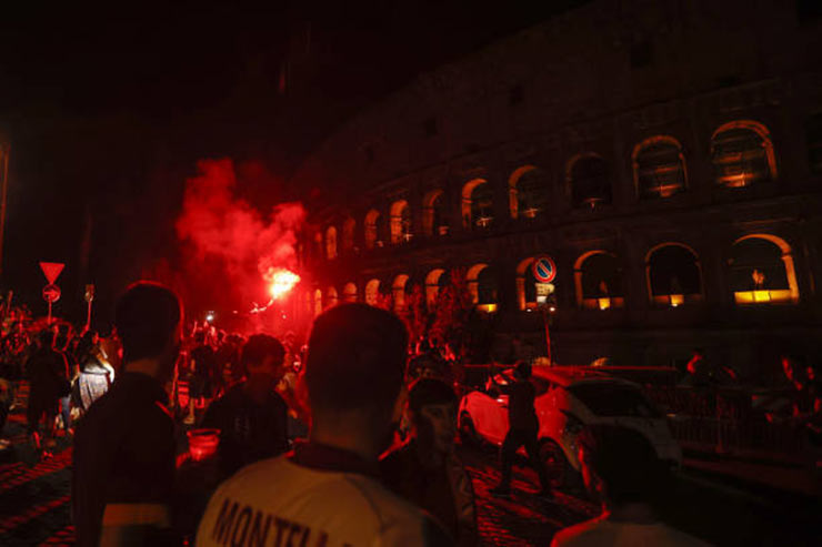 Fan Roma đi bão lúc 4h sáng đón Mourinho, mừng vô địch Europa Conference League - 9