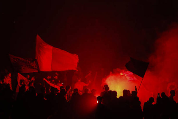 Fan Roma đi bão lúc 4h sáng đón Mourinho, mừng vô địch Europa Conference League - 3