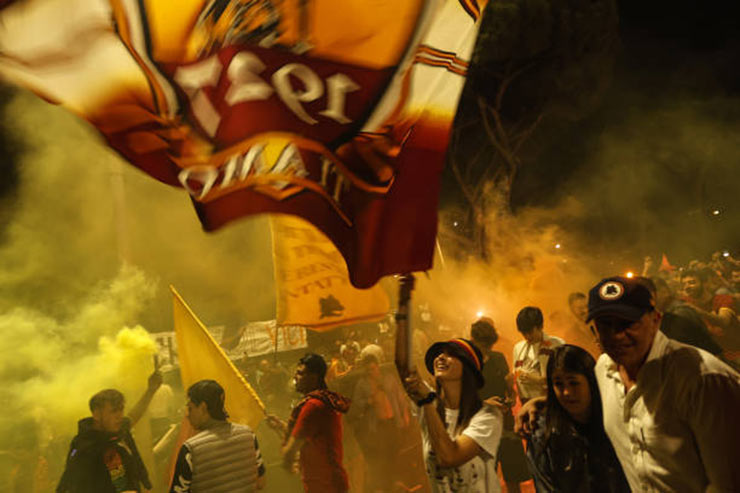 Fan Roma đi bão lúc 4h sáng đón Mourinho, mừng vô địch Europa Conference League - 7