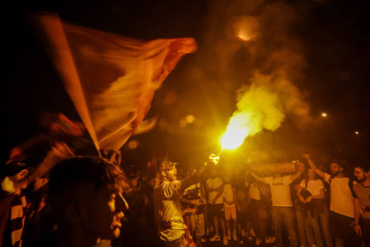 Fan Roma đi bão lúc 4h sáng đón Mourinho, mừng vô địch Europa Conference League - 4