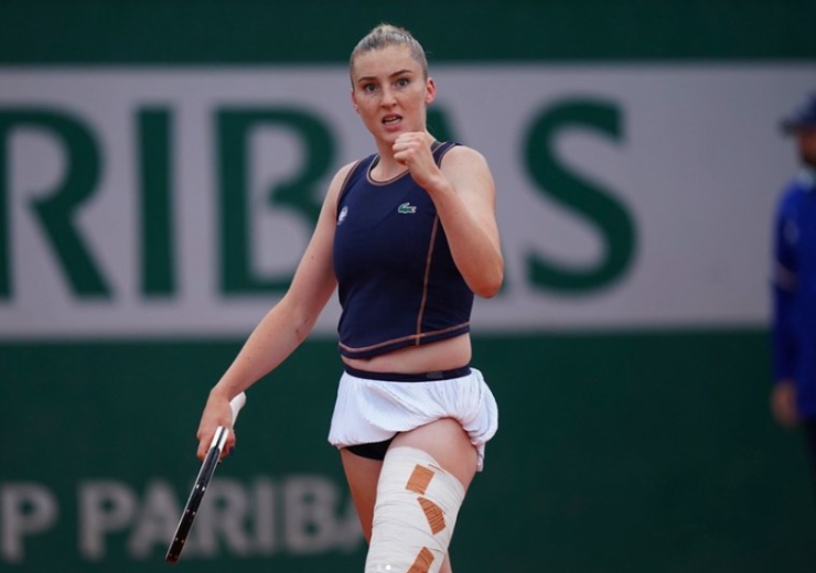 Jacquemot vén váy thi đấu tại Roland Garros 2022