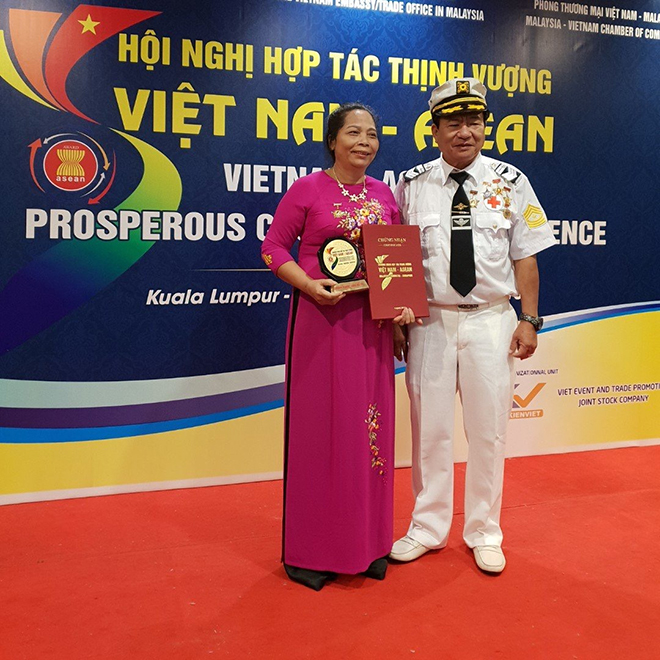 Lương Y Nguyễn Thị Hội được khen thưởng trong hội nghị hợp tác giữa 2 nước: Việt Nam - Malaysia