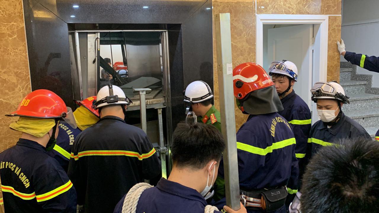 Elevator crash 2 people died in Hanoi: Determining the initial cause - 2