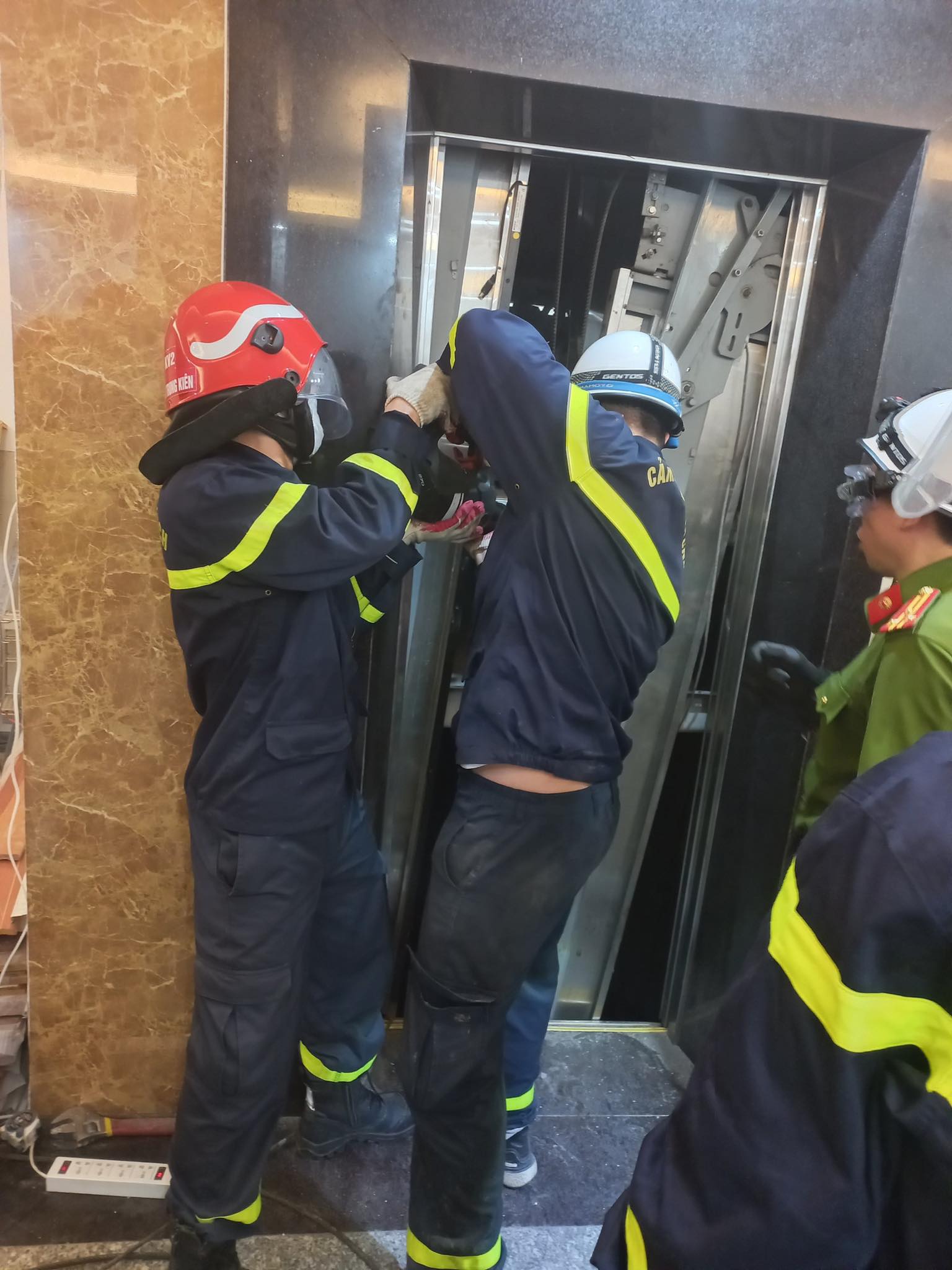 Elevator crash 2 people died in Hanoi: Determining the initial cause - 3