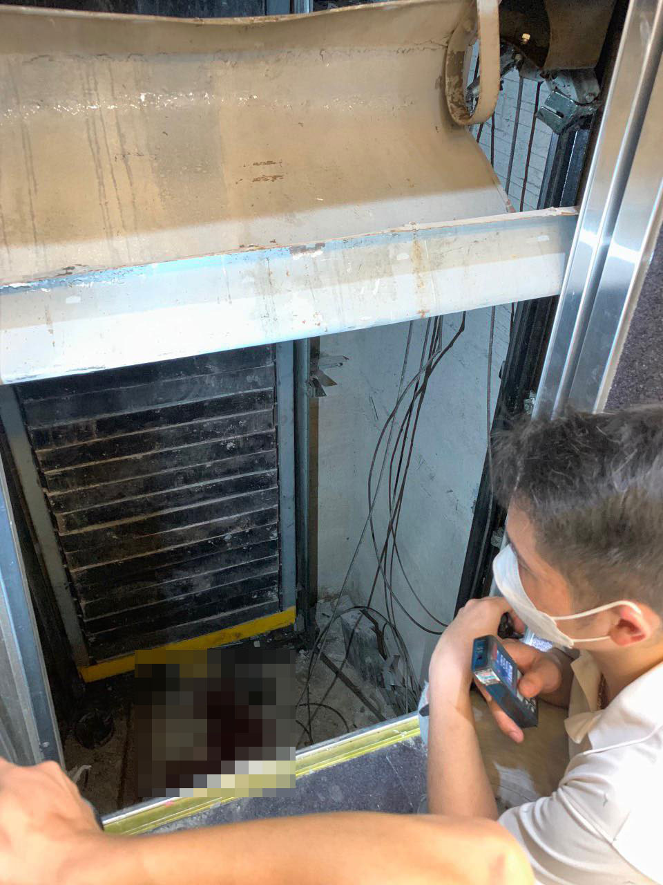 Elevator crash 2 people died in Hanoi: Determining the initial cause - 5