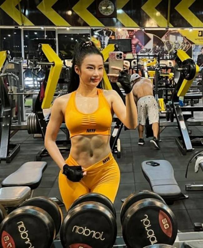 Vòng eo nổi cơ như múi sầu riêng là điểm cơ thể đắt giá của cô, khó có người thứ 2 trong showbiz Việt.
