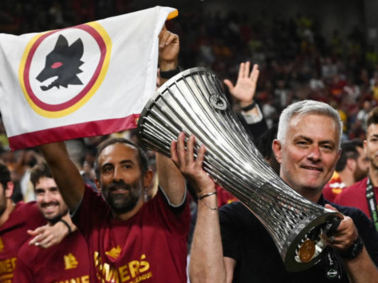 Bóng đá - Fan Roma đi bão lúc 4h sáng đón Mourinho, mừng vô địch Europa Conference League