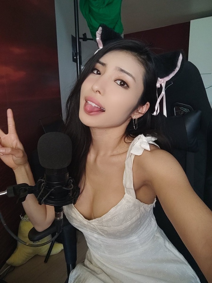 The famous Japanese female streamer got locked out of her channel for... dressing too sexy - 1