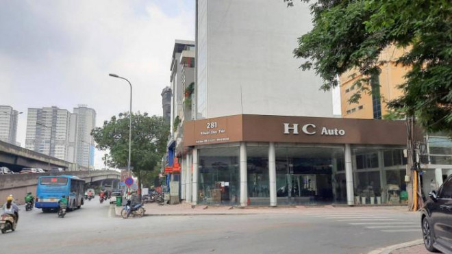 Nhiều showroom bán xe sang đột ngột đóng cửa - 2