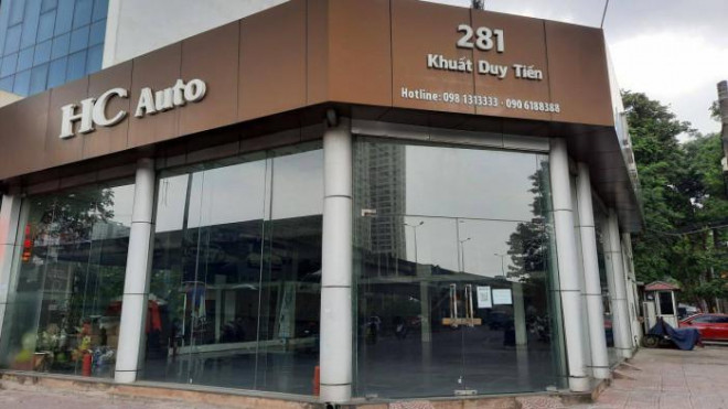 Nhiều showroom bán xe sang đột ngột đóng cửa - 1