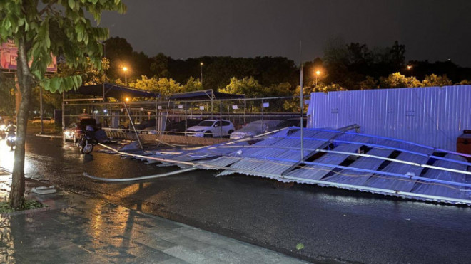 TP.HCM: Nhiều cây xanh bị đổ, mái nhà bị cuốn bay sau cơn mưa giông - 4