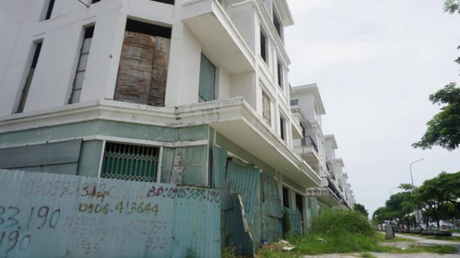 Dãy shophouse trên đường Nguyễn Sinh Sắc xuống cấp trầm trọng, nhiều căn rào tôn xung quanh tạo nên cảnh nhếch nhác, mất mỹ quan đô thị.