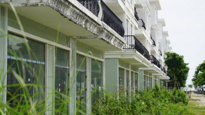 Các căn shophouse trên đường Nguyễn Sinh Sắc bắt đầu hoang hóa, cỏ mọc um tùm