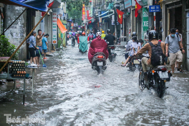 Ghi nhận của PV, trong buổi chiều muộn ngày hôm nay (27/5), cơn mưa lớn kéo dài bao trùm khắp phố phường Hà Nội. Chỉ sau 20 phút, nhiều tuyến phố ngập nặng trong nước, thậm chí nước còn tràn vào nhà.