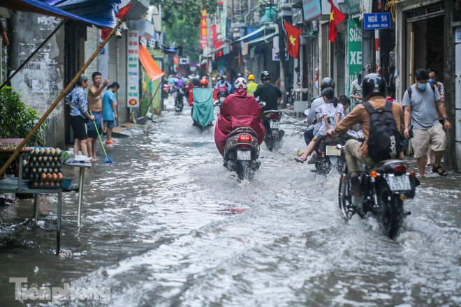 Phố phường Hà Nội ngập trong "biển nước" chỉ sau 20 phút mưa rào - 1