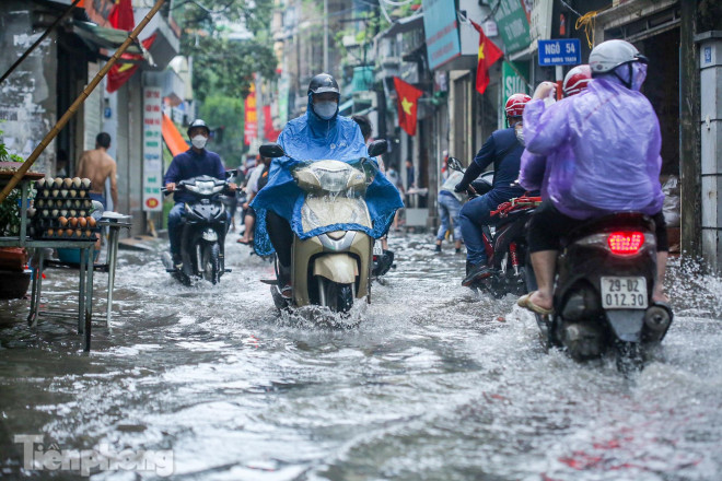 Phố phường Hà Nội ngập trong &#34;biển nước&#34; chỉ sau 20 phút mưa rào - 2