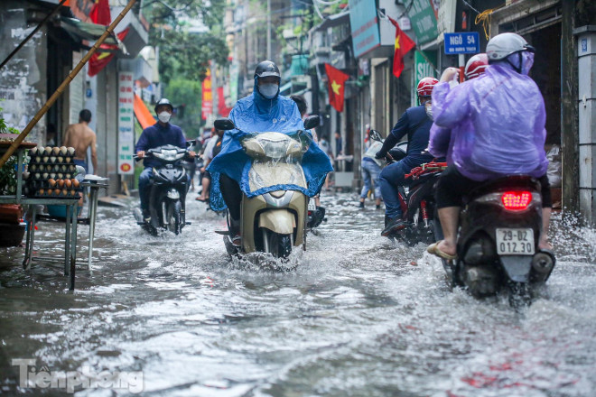 Phố phường Hà Nội ngập trong "biển nước" chỉ sau 20 phút mưa rào - 2