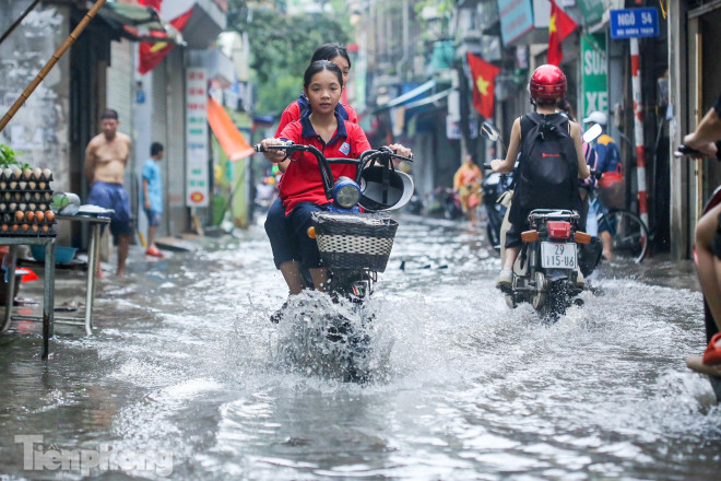 Phố phường Hà Nội ngập trong &#34;biển nước&#34; chỉ sau 20 phút mưa rào - 3