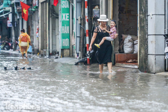Phố phường Hà Nội ngập trong &#34;biển nước&#34; chỉ sau 20 phút mưa rào - 4