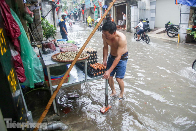 Phố phường Hà Nội ngập trong &#34;biển nước&#34; chỉ sau 20 phút mưa rào - 5