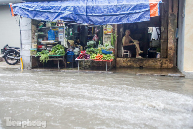 Phố phường Hà Nội ngập trong &#34;biển nước&#34; chỉ sau 20 phút mưa rào - 6